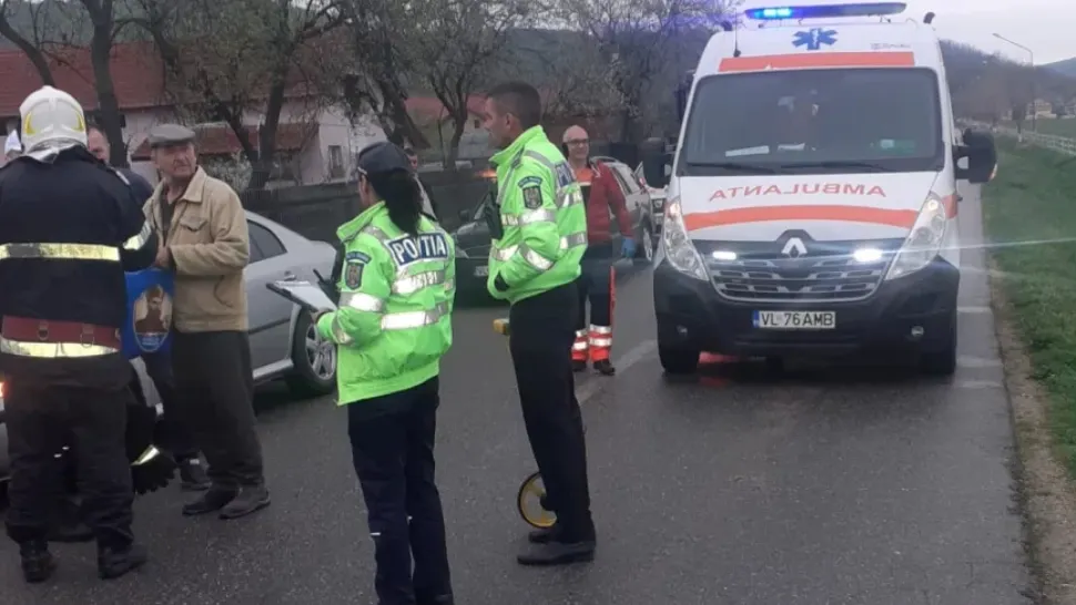 Accident violent în Vâlcea - 3 victime, printre care un copil de aproape 3 ani, și o mașină în șanț