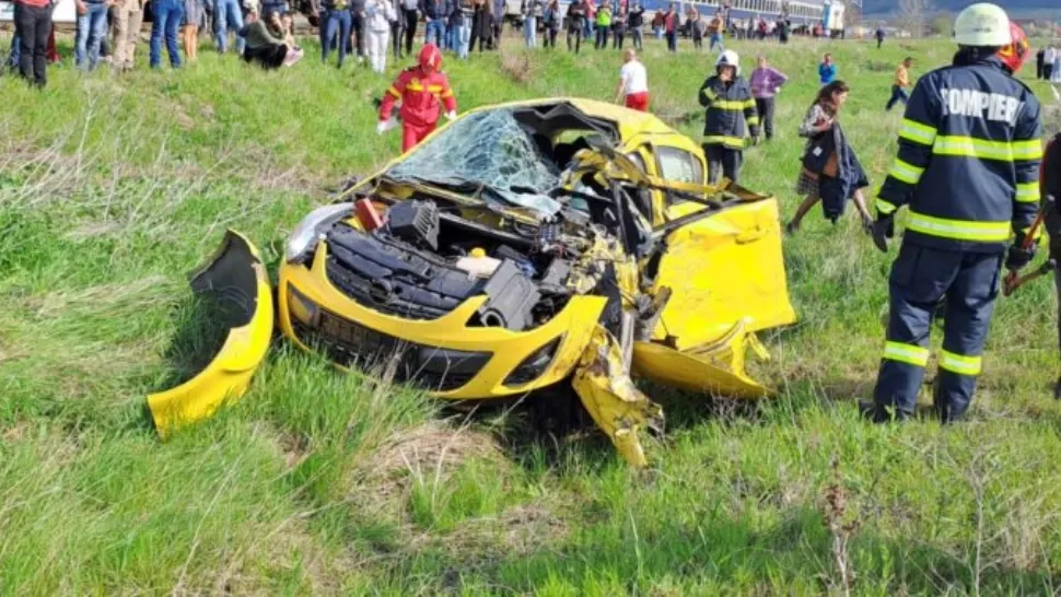 Accident violent pe calea ferată | Mașină spulberată de tren în Vaslui: Cel puțin 2 victime, inclusiv un copil de 7 ani - Intervenție urgentă - FOTO