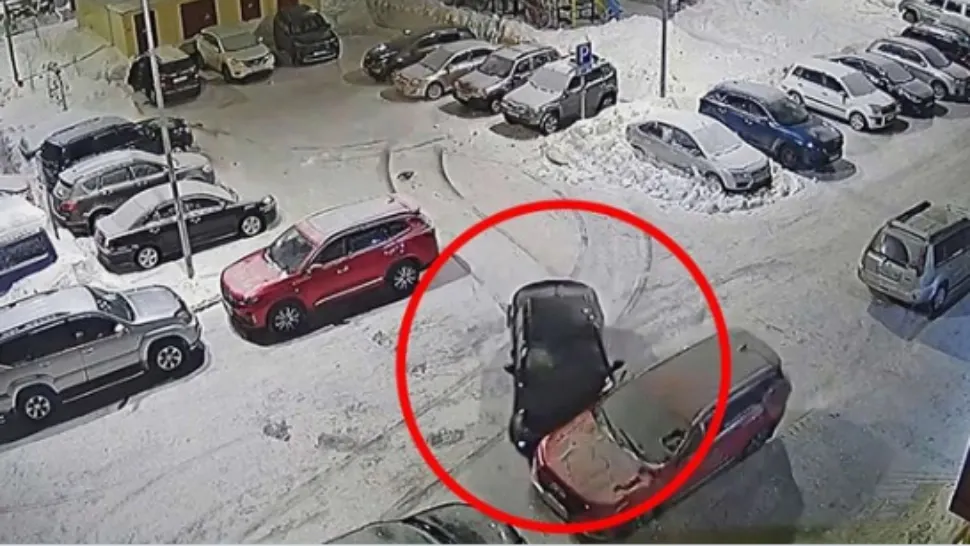 Ce a putut să facă o șoferiță beată! A luat la rând mașinile din parcare, dar ce a urmat e de groază - VIDEO