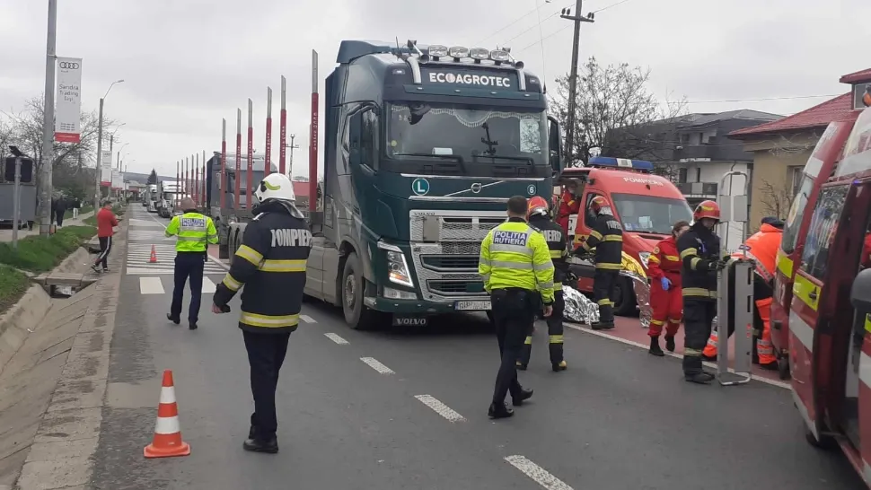 Tragedie la Iași. 2 copii spulberați de un TIR, chiar pe trecerea de pietoni. Unul dintre ei a murit