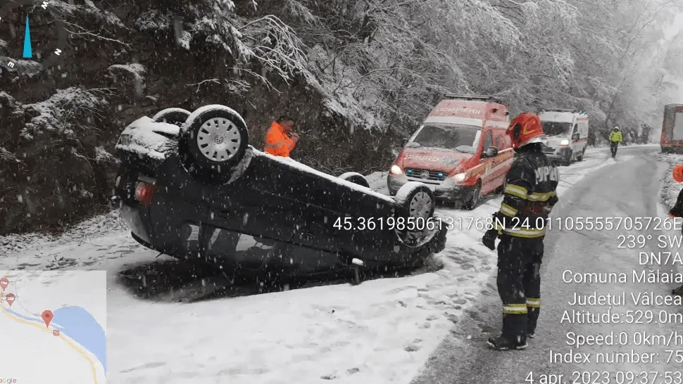 Mașină răsturnată pe Valea Oltului - două victime. Traficul, îngreunat în zonă - VIDEO