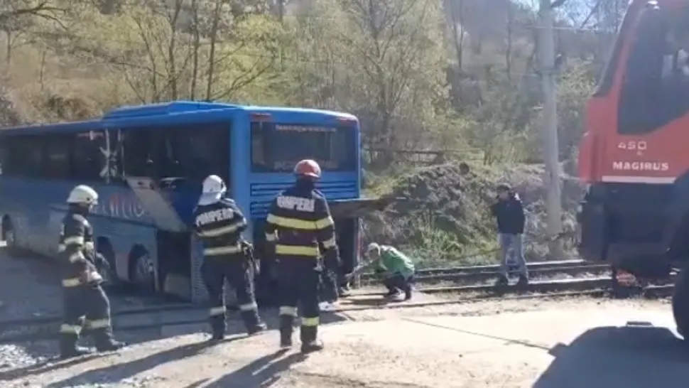 Autocar blocat pe linia de tren - intervenție de urgență, pasageri evacuați - VIDEO