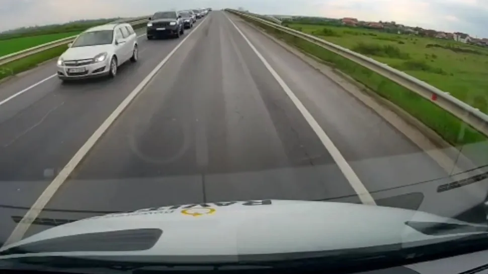 Imagini șocante pe un drum național: Un șofer inconștient care mergea pe contrasens s-a ciocnit puternic cu o alta mașină