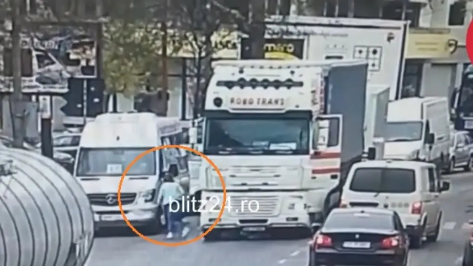 Momentul incredibil în care o femeie scapă cu viață de sub roțile unui camion - Imagini șocante din Buzău