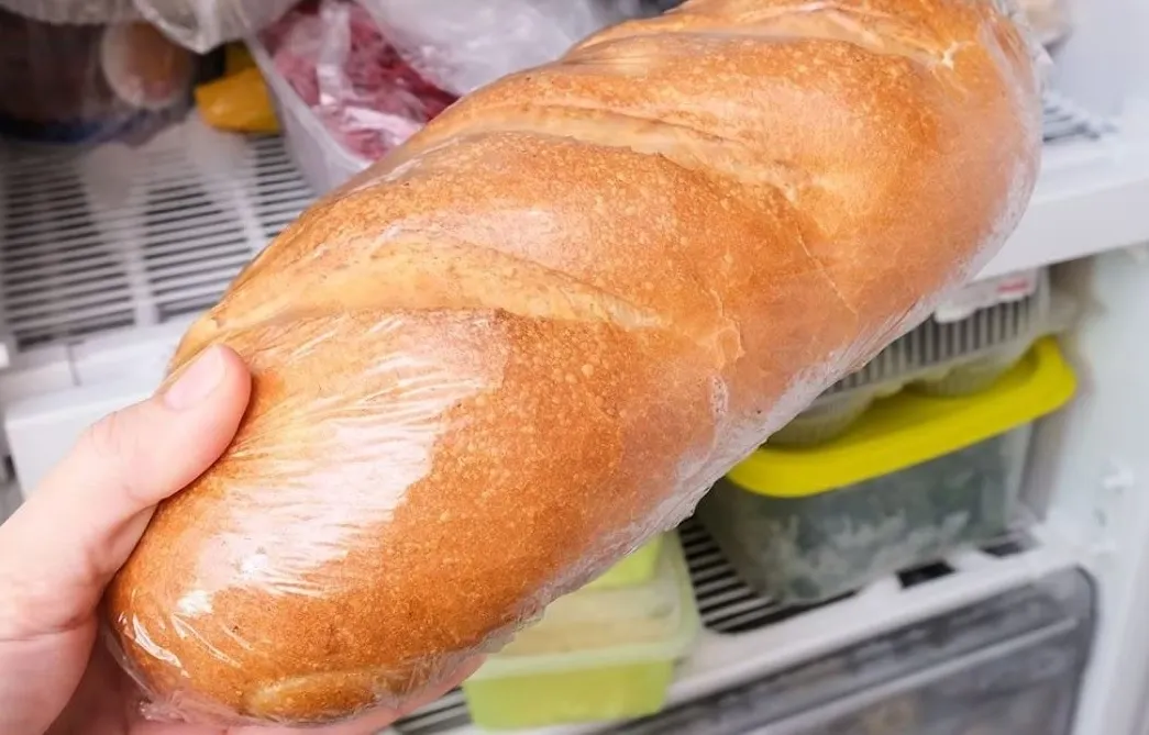 Ce se întâmplă în corpul tău dacă mănânci pâine păstrată la frigider. Nu te așteptai la așa ceva!