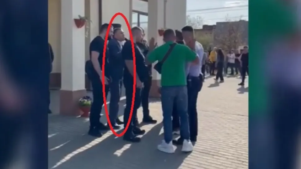 Primar din Timiș, la un pas să fie linșat de localnicii furioși - VIDEO