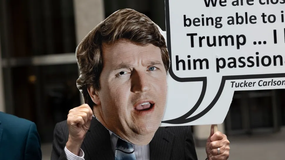 Cutremur în lumea TV. Tucker Carlson, realizatorul preferat al lui Trump și apărătorul fraților Tate, s-a despărțit de Fox News