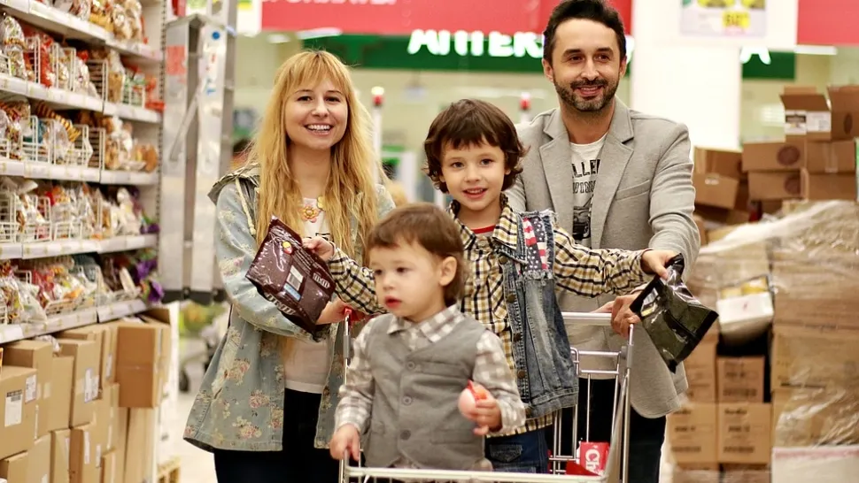 Au venit datele cu cheltuielile de Paște. Românii au cumpărat mai multă mâncare, dar mai puține jucării decât anul trecut