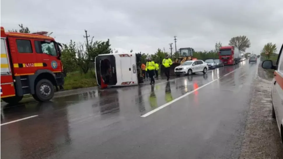 Autocar răsturnat Buzău (foto: ISU Buzău)
