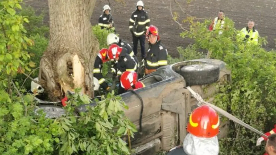Accident grav, în Vaslui: un mort și un rănit, după ce s-au răsturnat cu mașina și s-au izbit violent de un nuc - FOTO