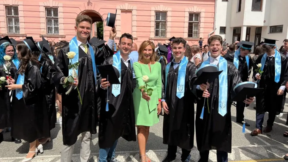 Majoritatea profesorilor din liceul unde predă Carmen Iohannis intră în grevă. Soția președintelui ține ore online - SURSE