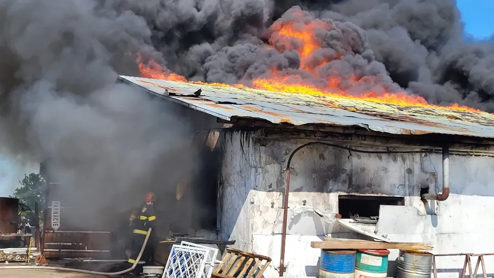 Incendiu violent la un depozit cu materiale din plastic, din jud. Giurgiu - s-a emis mesaj RO-ALERT
