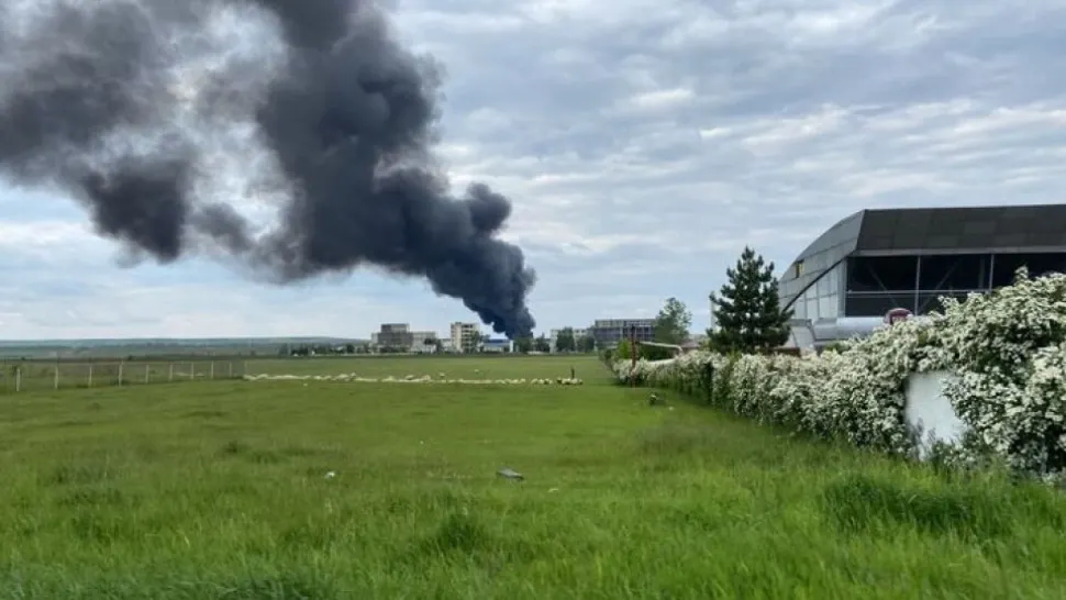 Incendiu violent pe platforma Săvinești, panică printre locuitorii. Au ars deșeuri toxice - VIDEO