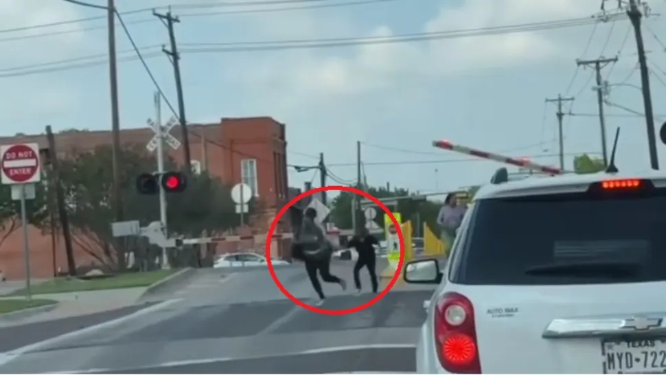 Momentul în care femeia își salvează fiica / Captură video