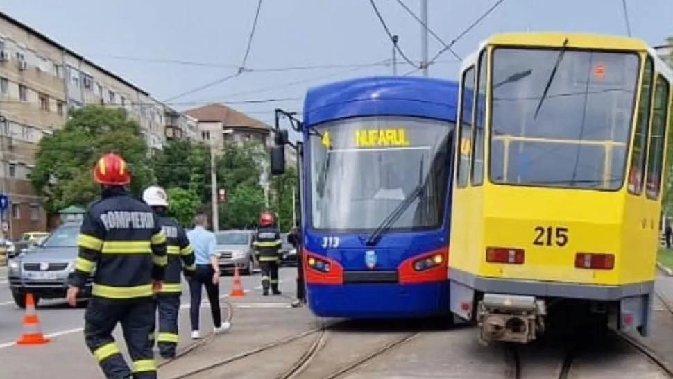 Accident grav la Oradea. 2 tramvaie s-au ciocnit, unul a sărit de pe linie - FOTO