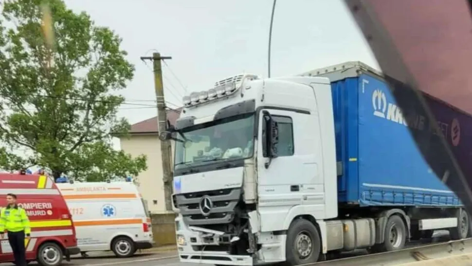 Accident violent în Prahova, la Blejoi: Un TIR s-a ciocnit cu un microbuz plin cu oameni - Cel puțin 2 VICTIME - VIDEO