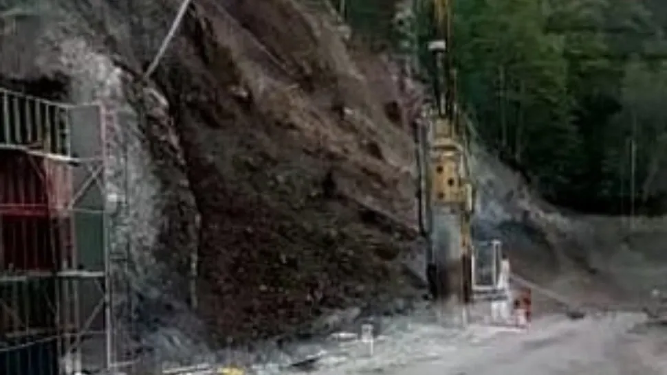 Alunecare de teren în Suceava: drum blocat pe ambele sensuri după ce o bucată de munte a luat-o la vale - VIDEO