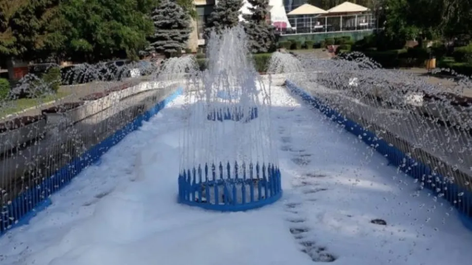 Fântâna arteziană din Ploiești a fost vandalizată. Locul este acum plin cu...spumă