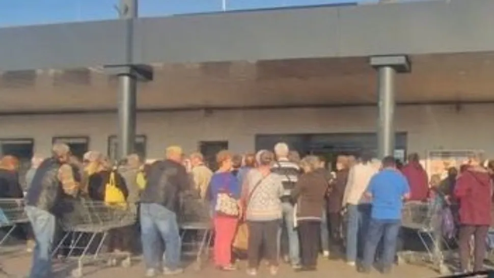 S-au călcat în picioare pentru LUMÂNĂRI la ofertă. Scene ireale într-un supermarket din Giurgiu - VIDEO