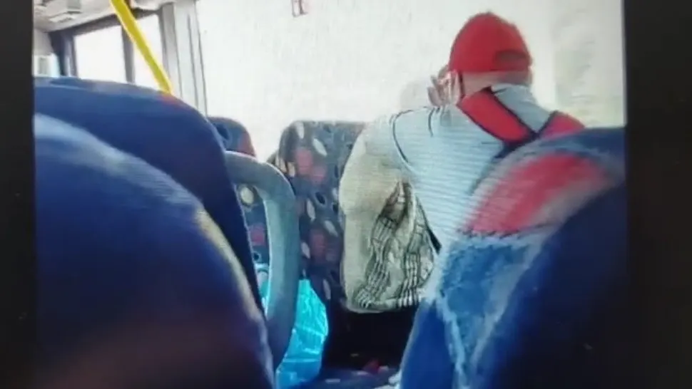 Bătrân de 70 de ani bătut, nimeni nu intervine! Scene revoltătoare într-un autobuz plin cu călători din România