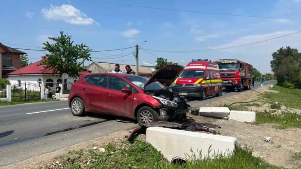 Cel mic a scăpat teafăr din accident. Foto/ISU