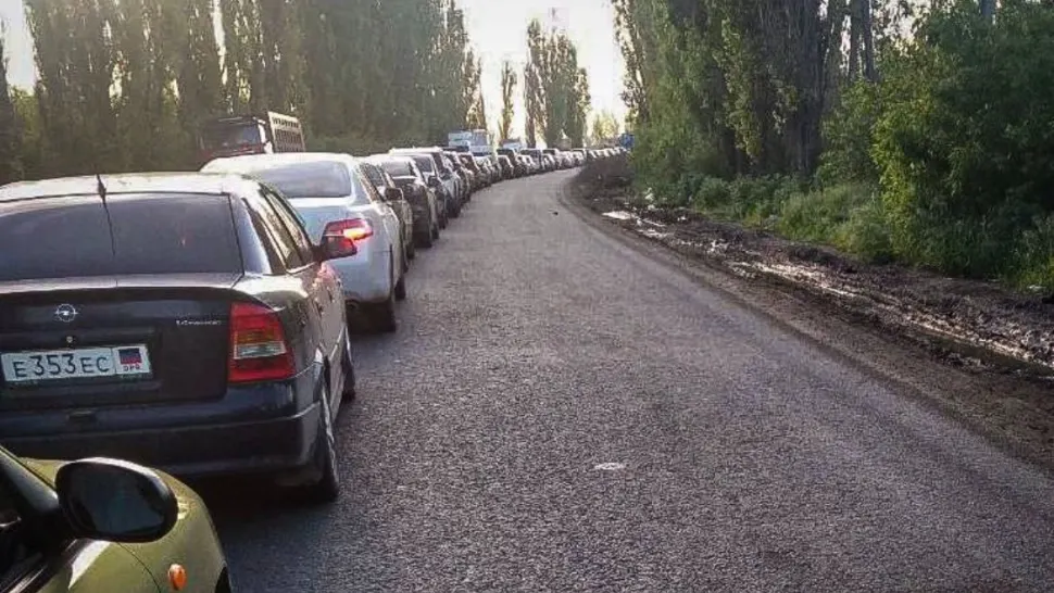 Haos la Mariupol. Civilii rusi aduși de Putin părăsesc orașul, de teama contraofensivei ucrainene. Cozi uriașe de mașini - FOTO