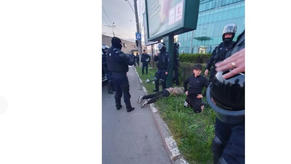 Câțiva suporteri dinamoviști, întinși pe jos de jandarmi. Foto/sport.ro