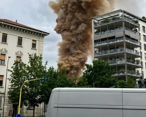 EXPLOZIE devastatoare în Milano - mai multe mașini au luat foc în centrul orașului