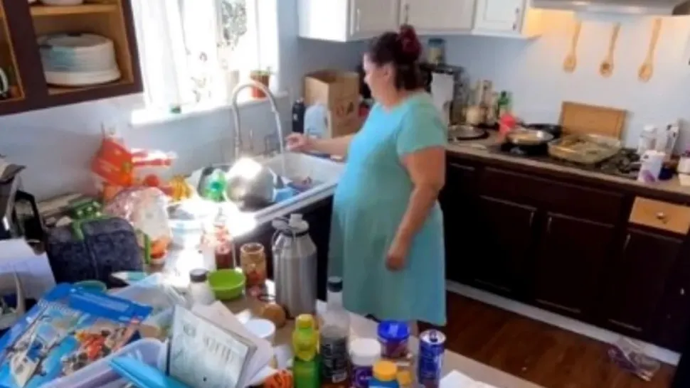 O femeie a plecat de acasă după ce a instalat camere video în toate încăperile. Ce făcea bărbatul în lipsa ei