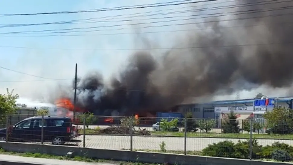 Incendiu devastator la Roman, în apropierea unei benzinării. Intervenție masivă a pompierilor - VIDEO