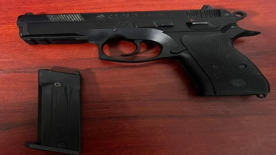 Alertă în Sovata! Un elev a intrat cu o armă la ore. Ce s-a întâmplat cu pistolarul juvenil