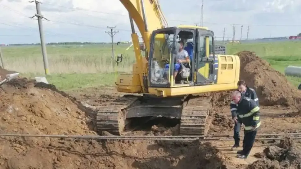 Situație dramatică în Caracal: 2 bărbați prinși sub un mal de pământ - Operațiunea urgentă a pompierilor din Olt