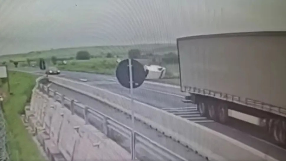 Șoferul s-a rostogolit de câteva ori cu mașina și s-a oprit pe spațiul verde al unei benzinării. Foto/Captură video