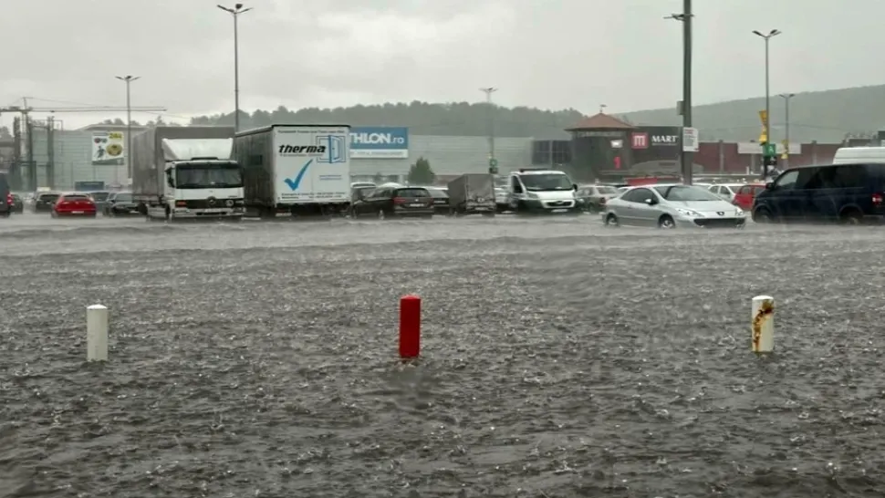 Panică în parcarea unui centru comercial din Cluj: 10 persoane au rămas blocate în maşini din cauza inundaţiei - VIDEO