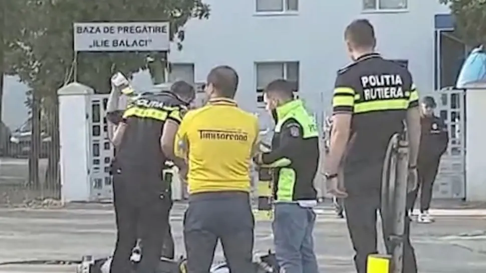 Conducătorul auto a lovit în plin un tânăr pe scuter. Foto/Captură video