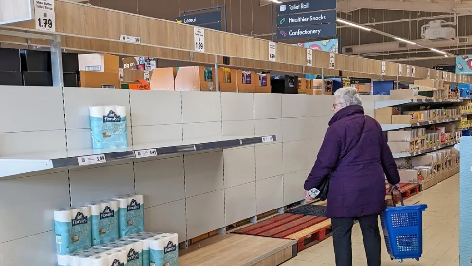 Criză alimentară fără precedent în Marea Britanie. Rafturile magazinelor sunt goale, oamenii sunt disperați