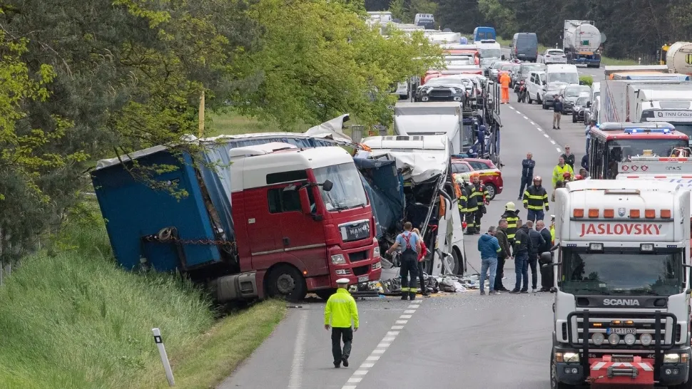 Tragedie pe o autostradă din Slovacia, un TIR românesc implicat. Zeci de oameni în spital, o persoană decedată - VIDEO