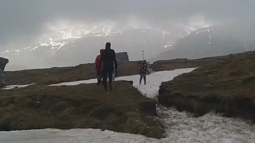 4 tineri din Vâlcea, în adidași și blugi, recuperați de Salvamont pe Vârful Omu - Printre ei, o proaspătă mămică Foto: captură video