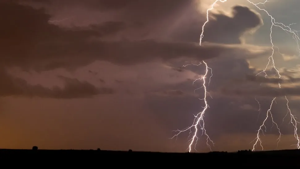Avertisment de ultimă oră de la meteorologi:  COD PORTOCALIU de FURTUNĂ și descărcări electrice în județele Constanța și Tulcea