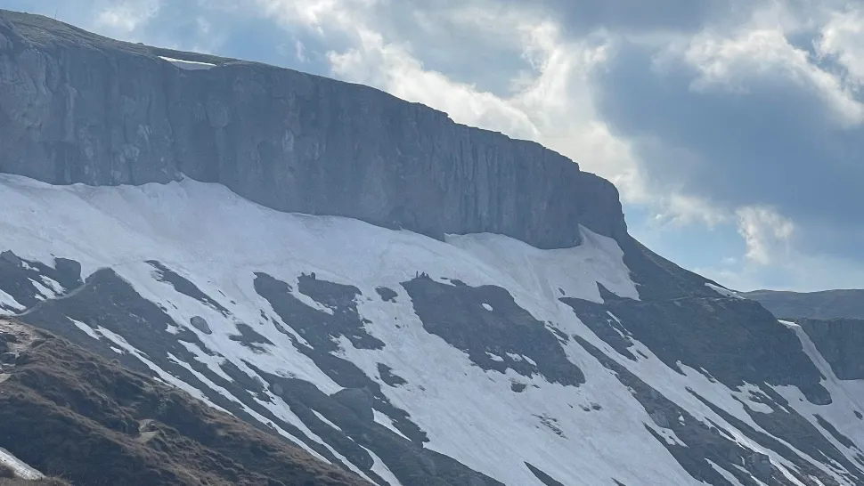 Operațiune contracronometru de salvare în Bucegi - 5 turiști în adidași și trening, blocați în zăpadă spre Vîrful Omu - FOTO