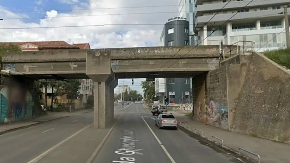 Bărbat, transportat la spital după s-a aruncat de pe un pasaj și a căzut pe o mașină aflată în trafic