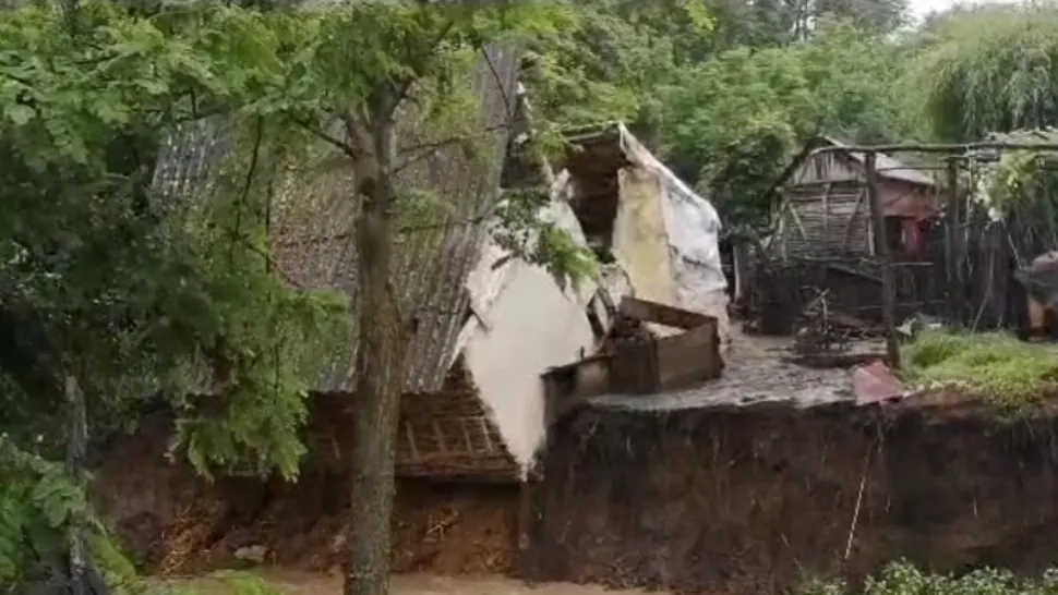 Hambar construit lângă un pârâu, luat de ape/ Captură video