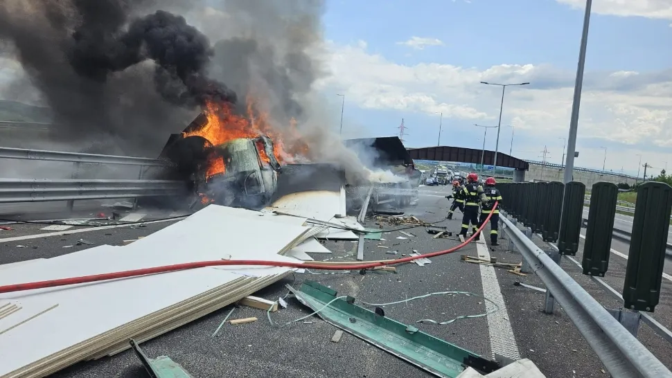 Accident grav pe autostrada Sebeș-Turda. Un camion a luat foc. Șoferul, dus la spital - VIDEO