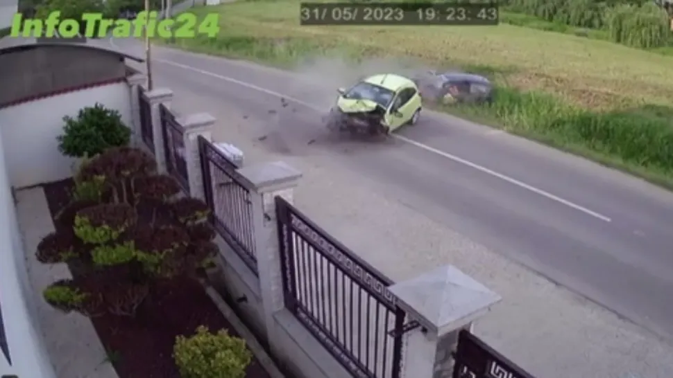Impact devastator între două mașini, surprins de camerele de luat vederi din Oradea: un copil, în stare gravă - VIDEO