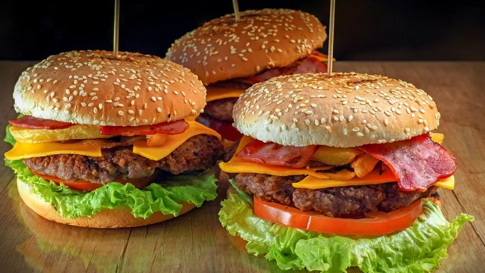 De ce nu mucegăiesc chiflele de la restaurantele fast food. Experimentele șocante care arată chifle intacte la 14 ani după achiziționare