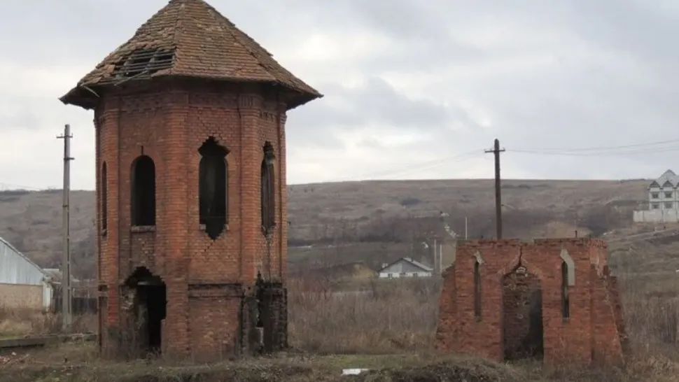 Fabrica de Cărămizi de la Ciurea, monument istoric, este furată bucată cu bucată. Foto: Ziarul de Iași