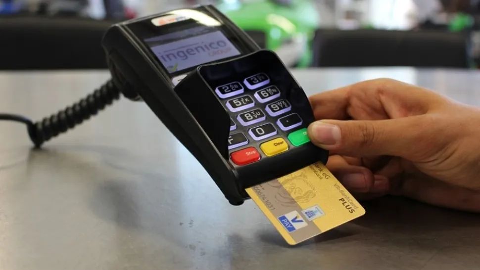 Femeie, cercetată pentru furt după ce a sustras cardul unei bătrâne pe care o ajuta în gospodărie şi a făcut zeci de cumpărături sau retrageri de la ATM