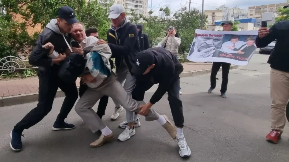 Politician ucrainean prorus, aruncat într-un tomberon și stropit cu urină - VIDEO