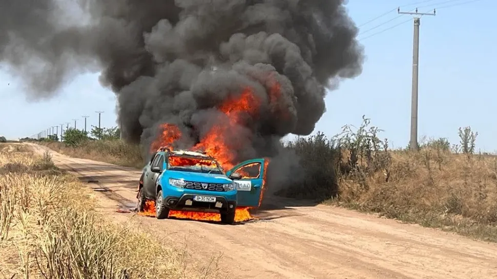 Incendiu a pornit de la acumularea de vegetație uscată în scutul de protecție al motorului. Foto/Tiberiu Olteanu