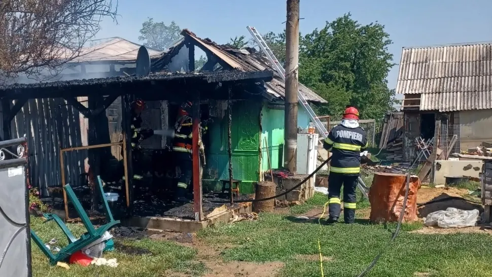 Casă cuprinsă de flăcări, în județul Suceava: o femeie a murit